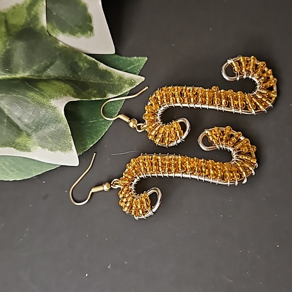 Snail Shaped Pendant Necklace - Picture 3 of 3